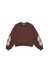 Sudadera corta marrón con dobladillo acanalado y mangas largas de globo, con bordados ornamentales color crema en ambas mangas.