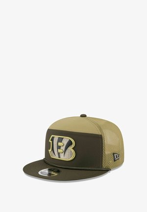 Olivgrüner Cap mit Mesh-Seiten, flacher Krempe und gesticktem "B"-Logo in Beige und Schwarz. Mit einem verstellbaren Snapback-Verschluss.