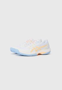 Witte sportschoenen met een lichtgewicht mesh bovenwerk, oranje en gele accenten, een gestructureerde rubberen zool en een gevoerde tong voor comfort.