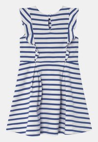 Abito bianco con strisce orizzontali blu, dotato di maniche a farfalla corte e schiena con apertura a chiave. La gonna si apre per un look giocoso.