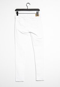 Bílé skinny džíny z denimového materiálu na černém ramínku. Disponují pěti kapsami, koženou visačkou na pásku a hladkou, jemnou strukturou.