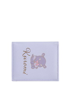 Portafoglio viola chiaro con un carino orso viola che tiene un fiocco rosa e la parola "Kuromi" scritta accanto in corsivo.