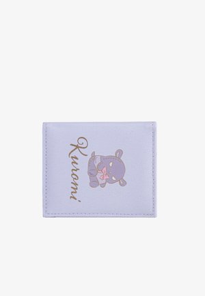 Portafoglio viola chiaro con un carino orso viola che tiene un fiocco rosa e la parola "Kuromi" scritta accanto in corsivo.