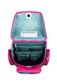 Růžový květinový batoh s otevřeným vrškem, který odhaluje světle modrou vnitřní stranu. Obsahuje více přihrádek a kapsu na kalendář. Boční kapsy na zip.