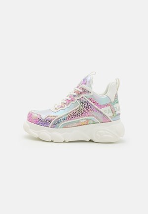Sneaker irisé avec une semelle épaisse, un motif craquelé multicolore, des accents blancs et un laçage avec des détails de marque.