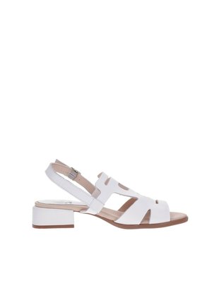 Sandalia blanca de cuero para mujer con tacón bajo de bloque, puntera abierta, diseño con recortes y correa ajustable en el tobillo con hebilla.