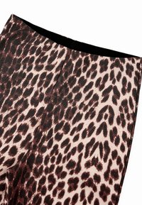 Leggins s priborom v leopardjem vzorcu z gladko, elastično teksturo. Imajo črn pas in različne odtenke rjave in smetane v vzorcu.