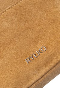 Borsa in pelle di colore tan con finitura in suede testurizzato. Presenta il marchio "RYŁKO" in argento e una base in pelle liscia.