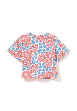 Krótki T-shirt z krótkim rękawem, z koralowym i niebieskim wzorem kwiatowym na białym tle, pokazany rozłożony na białej powierzchni.