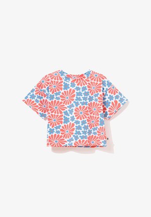 Krótki T-shirt z krótkim rękawem, z koralowym i niebieskim wzorem kwiatowym na białym tle, pokazany rozłożony na białej powierzchni.