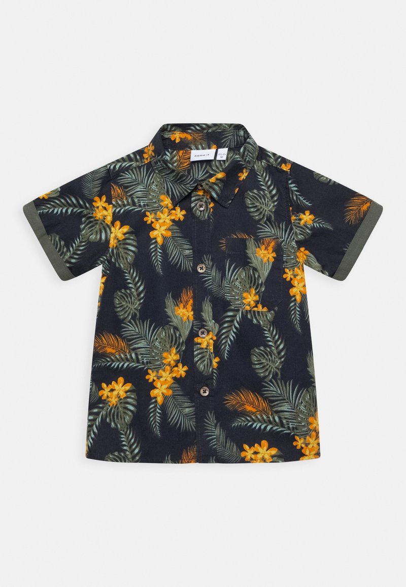 Chemise à manches courtes foncée avec boutons, imprimé de feuilles tropicales vertes et fleurs orange, comportant une petite poche poitrine et des revers de manches pliés.