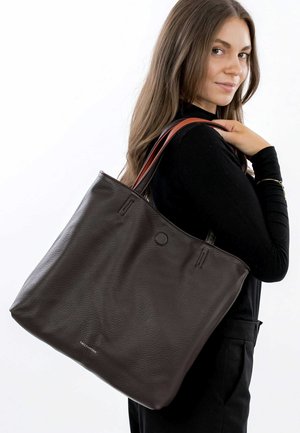 Sac fourre-tout en cuir marron avec finition texturée, doté de poignées courtes de couleur tan contrastante, et d'un logo minimaliste sur le devant.