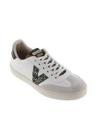 Baskets blanches avec des accents en daim, logo en paillettes noires texturées et design à lacets. Dotées d'un extérieur en cuir lisse et d'une semelle en caoutchouc.