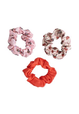 Tre scrunchies: una rosa con pois, una a righe con motivi floreali e una rossa uniforme. Tutte realizzate in morbido tessuto con un design arricciato.