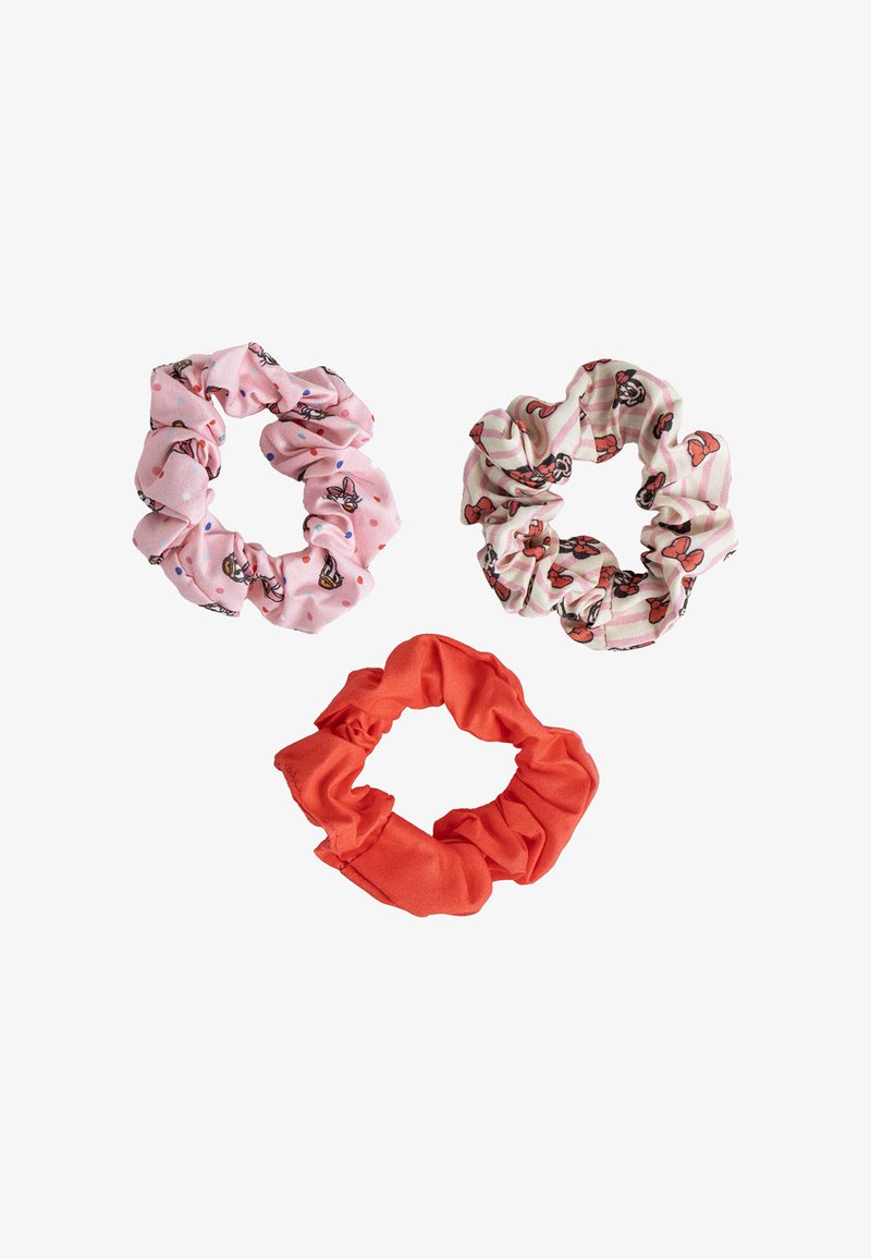 Tre scrunchies: una rosa con pois, una a righe con motivi floreali e una rossa uniforme. Tutte realizzate in morbido tessuto con un design arricciato.