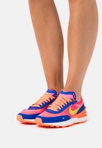 Nike Sportswear W NIKE WAFFLE ONE - Sapatilhas - racer blue/bright citron/hyper pink/siren red/hyper crimson/sail
