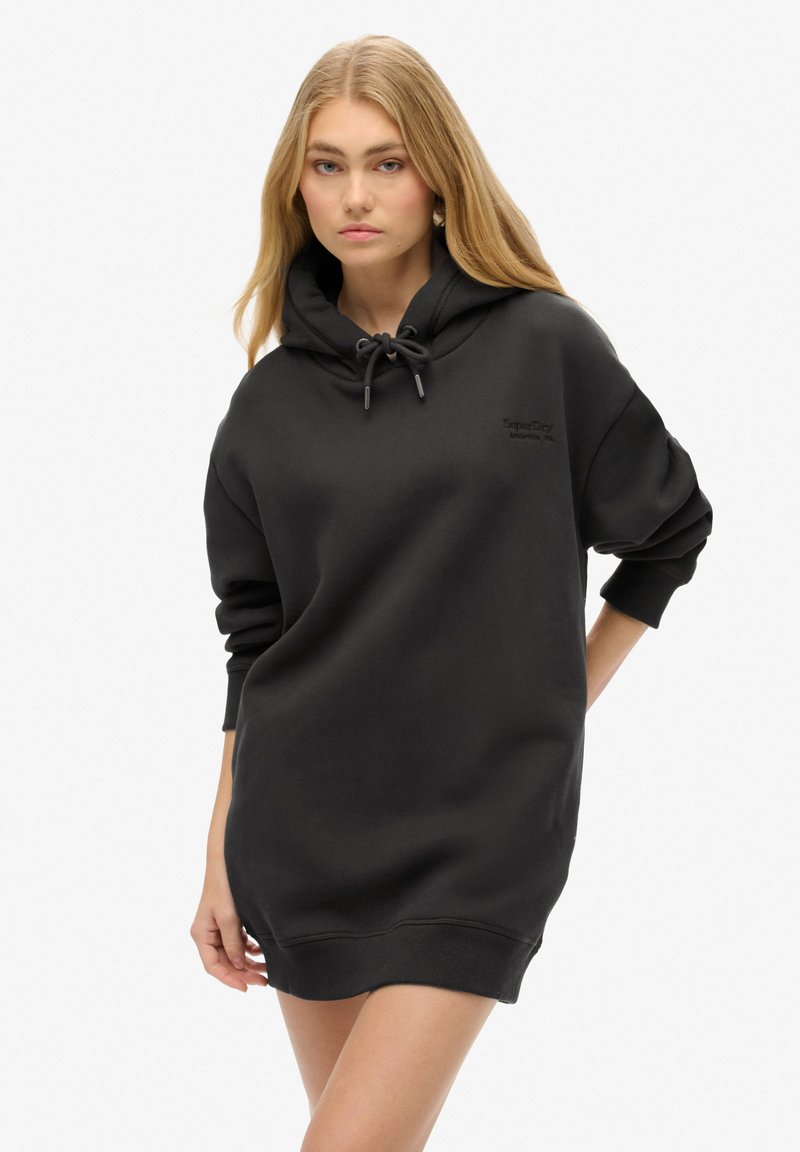 Robe-haut noire avec capuche à cordon de serrage, coupe ample, poignets côtelés, impression discrète du logo sur la poitrine, et tissu doux et texturé.