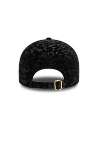 Căciulă din catifea neagră cu un model floral texturat, vizier curbat, curea reglabilă și accesorii din aur la spate.