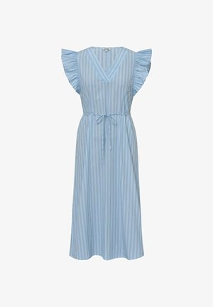 Jasnoniebieska sukienka w pionowe paski, z falbankowymi rękawami i dekoltem w serek, taliowana za pomocą dopasowanego paska do wiązania.