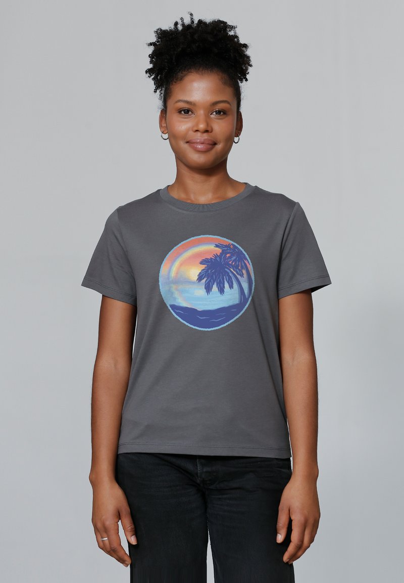 Graues Baumwoll-T-Shirt mit einem runden Grafikdesign, das einen Sonnenuntergang über einem Strand und einem Palmenbaum in Pastellfarben zeigt. Kurzärmlig, mit Rundhalsausschnitt.
