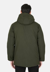 Giacca isolante verde scuro con cappuccio, caratterizzata da una texture liscia e un taglio dritto. Il design non presenta hardware o accenti visibili.