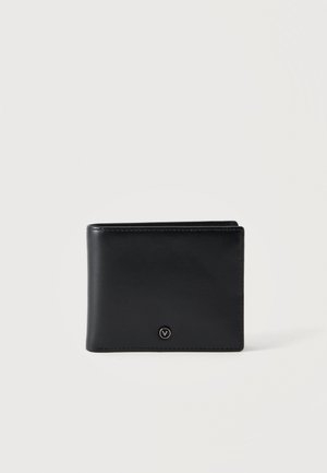 Cartera negra de piel bifold con un pequeño detalle de logo metálico circular en el frente, fotografiada sobre un fondo blanco liso.