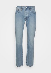 Jeans de mezclilla de pierna recta en azul claro con botón frontal, cremallera y diseño de cinco bolsillos sobre un fondo blanco.