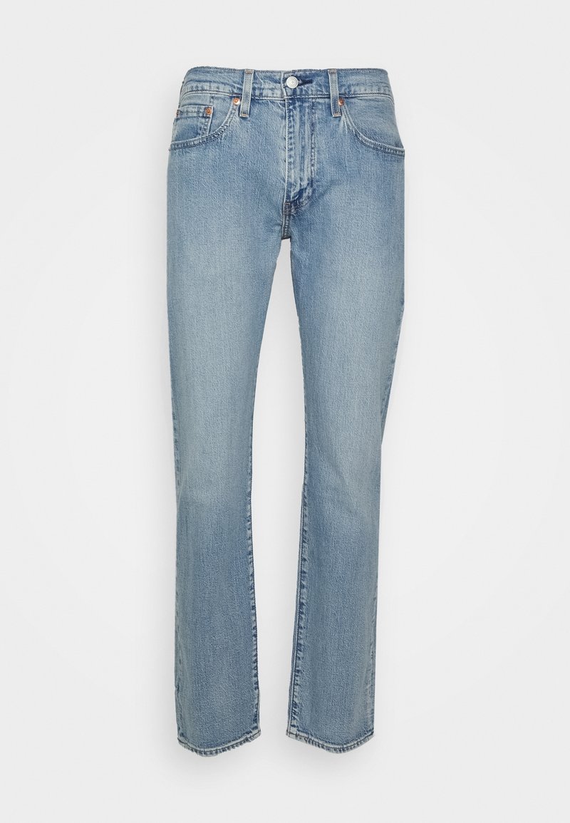 Jeans de mezclilla de pierna recta en azul claro con botón frontal, cremallera y diseño de cinco bolsillos sobre un fondo blanco.
