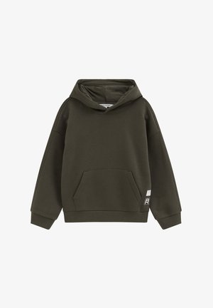 Dunkelgrüner Kapuzenpullover mit langen Ärmeln, Front-Kängurutasche, gerippten Bündchen und kleinem weißen Etikett auf der unteren rechten Vorderseite.