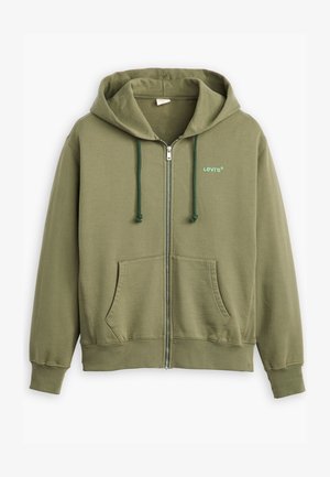 Sudadera con cremallera en color verde oliva, hecha de tela de algodón, con capucha, cordones verdes y bolsillos frontales. Logo de "Levi's" en verde más claro.