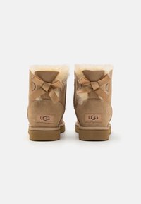 UGG MINI BAILEY BOW II - Vinterstøvler - sand