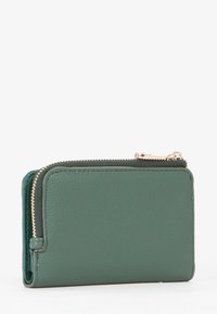 Portafoglio in pelle verde con finitura testurizzata, chiusura a zip e dettagli in finitura oro. Forma rettangolare compatta con bordi arrotondati.