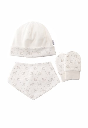 Weißer Baumwollbabyhut mit Schafmuster, passenden Handschuhen und Bandana-Lätzchen; weiche Textur und schlichtes Design mit hellbraunen Akzenten.