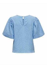 Blouse texturée bleu clair avec des manches courtes bouffantes et un détail de dos en clé avec une petite fermeture à bouton. Tissu doux et respirant.