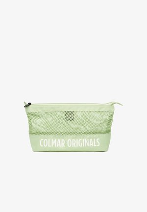 Trousse de maquillage en filet vert avec une base plate, une fermeture éclair et l'inscription "COLMAR ORIGINALS" en blanc sur le devant. Présente un motif en filet.