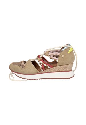 Sandalia beige con cuña, puntera de malla, cordones entrecruzados multicolores, suela blanca y detalle de costura amarilla en el talón.