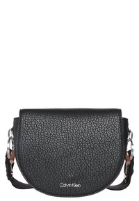 Czarna skórzana torebka na ramię o zaokrąglonym kształcie, z teksturowaną powierzchnią, srebrnymi okuciami i logo na dole. Dołączony regulowany pasek.