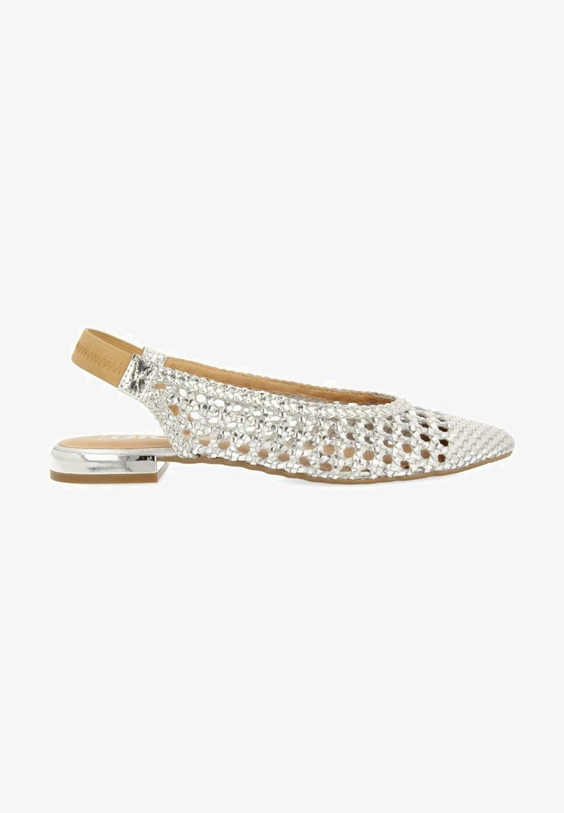 Chaussure argentée à talon slingback avec un bout pointu, un design en tissage ouvert, un dessus texturé, un talon plat et un intérieur contrastant tan.
