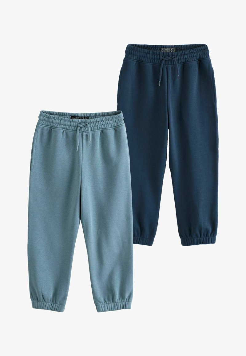 Due paia di pantaloni jogger: uno in blu chiaro, l'altro in blu navy scuro. Entrambi presentano una vita elastica e polsini arricciati alle caviglie.