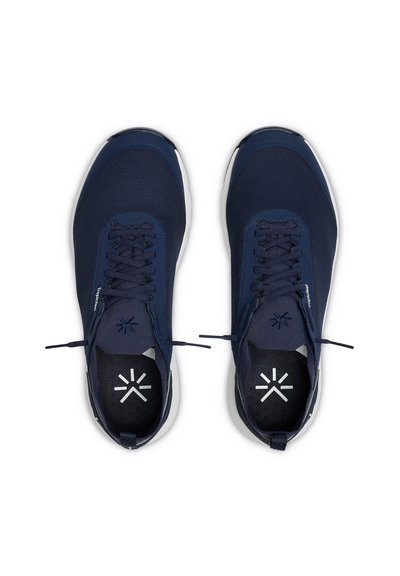 Paire de chaussures de sport bleu marine avec des lacets noirs, une semelle blanche et un logo géométrique blanc sur les semelles intérieures noires, vues de dessus.