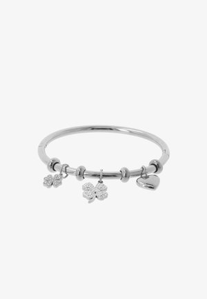 Pulsera de plata con dijes de trébol de cuatro hojas adornados con cristales y un dije de corazón liso sobre un fondo sencillo.