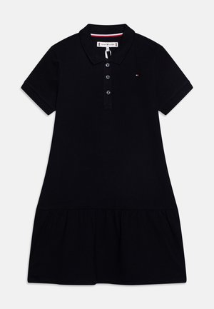 Vestido tipo polo negro en mezcla de algodón, con mangas cortas, cuello con solapas, tapeta con botones y falda acampanada. Detalle sutil del logo en el pecho.