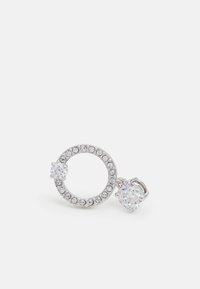 Sølvøredobber med et rundt design og klare rhinestones. Den ene siden har en større, fasettert stein som aksent. Moderne og geometrisk form.