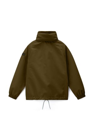 Chaqueta cortaviento verde oliva con cuello alto, puños elásticos y cordón ajustable en el dobladillo, mostrada desde atrás sobre fondo blanco.
