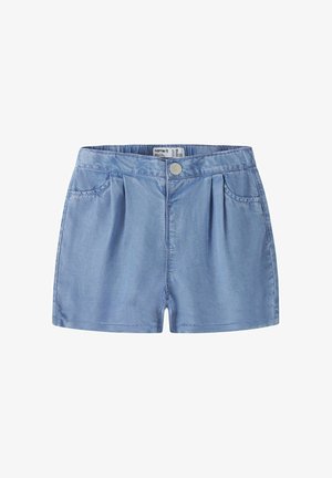 Pantaloncini in denim azzurro chiaro con tasche frontali, dettagli plissettati e una singola chiusura con bottone metallico in vita.