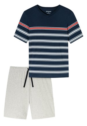 Marineblauwe en witte gestreepte V-hals t-shirt met een rode accent, gecombineerd met grijze shorts met een elastische tailleband en trekkoord.