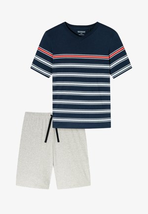 Marineblauwe en witte gestreepte V-hals t-shirt met een rode accent, gecombineerd met grijze shorts met een elastische tailleband en trekkoord.