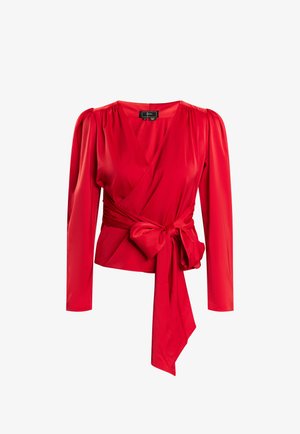 Rote Bluse mit langen puffärmel, gerafften Schultern und einem taillierten Band. Hergestellt aus glattem, glänzendem Stoff.