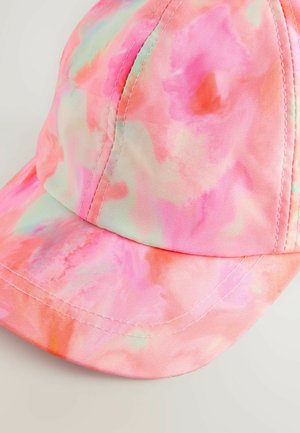 Rosa tie-dye keps tillverkad av mjukt tyg med en böjd skärm, som har pastellgröna och orangea detaljer samt synliga sömmar.