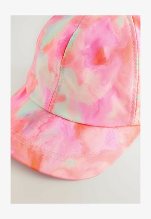 Căciulă roz tie-dye dintr-un material moale, cu o margine curbată, având accente de verde pastel și portocaliu, și detalii de cusătură vizibile.